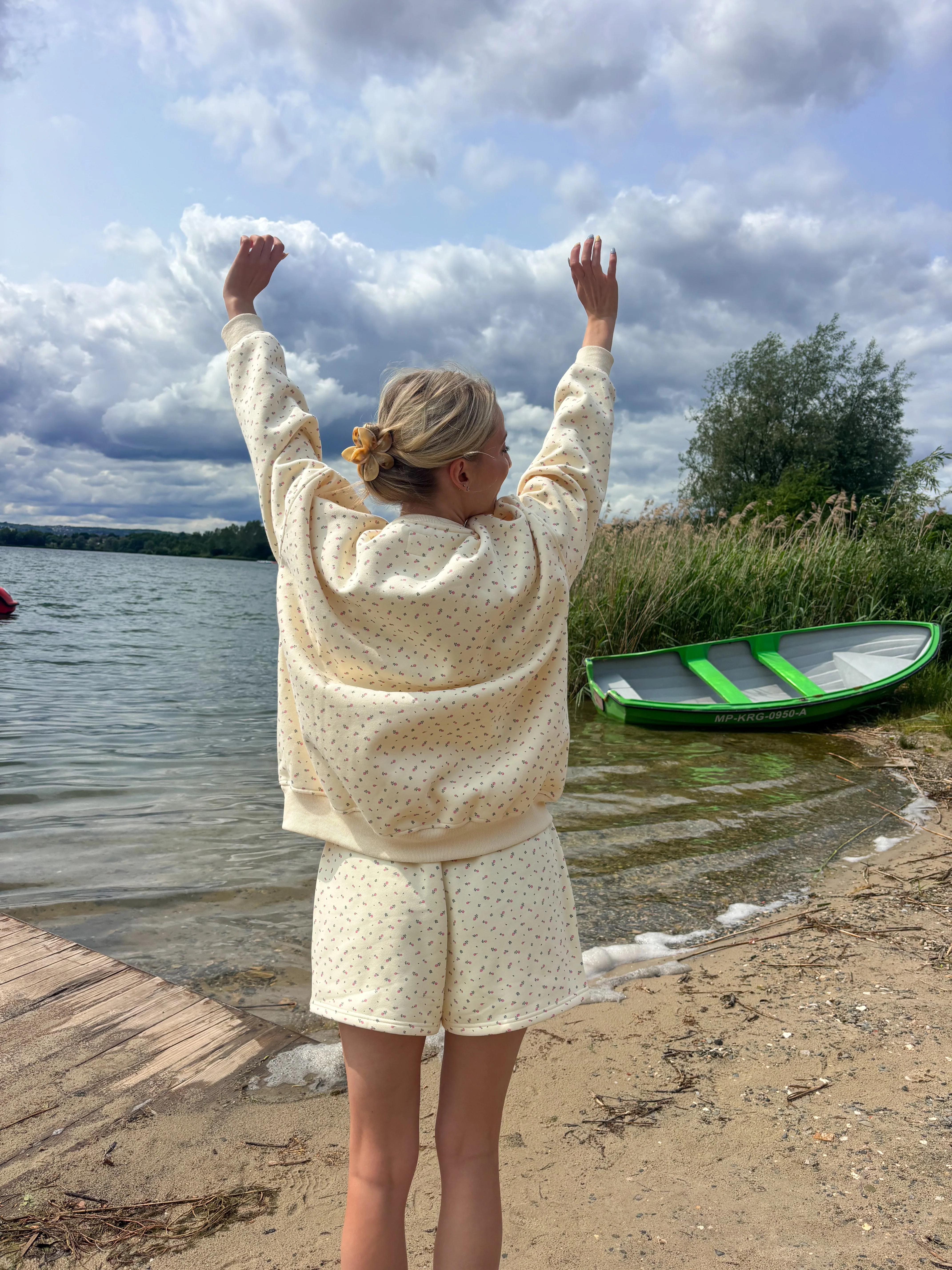 Toasted Cream Roses Embroider Sweatshirt - Image 4